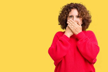 Güzel orta ager üst düzey kadın kırmızı kış kazak izole arka plan ağız hata için elleriyle kapsayan şok içinde. Gizli kavramı.