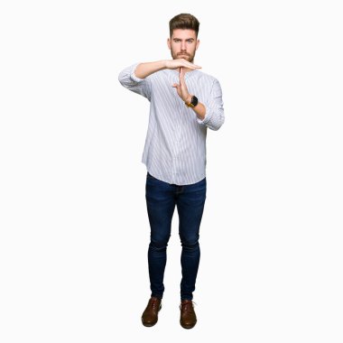 İş zaman aşımı jest elle, sinirli ve ciddi bir yüz genç yakışıklı adam