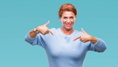 Yüzünde gülümseme ile kendinden emin görünüyorsun, kendini gururlu ve mutlu parmakları ile işaret izole arka plan Atrractive üst düzey beyaz Kızıl saçlı kadın.