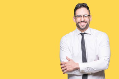 Genç yakışıklı iş adamı izole arka plan mutlu yüz ile gülümseyen üzerinde gözlük takan silah kameraya bakarak geçti. Olumlu bir kişi.