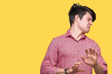 Genç yakışıklı iş adamı izole arka plan üzerinde tiksinti ifadesi, memnun ve korkulu tiksinti yüz yapıyorsun çünkü nefret tepki. Elleriyle kaldırdı. Sinir bozucu kavramı.