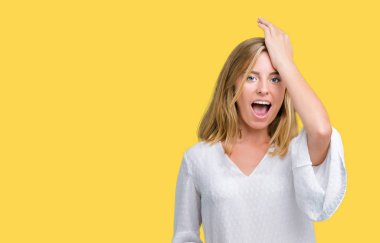 Güzel genç zarif kadın izole arka kafasına hata için el ile sürpriz yüzünden hata hatırlıyorum. Unuttum, kötü bellek kavramı.