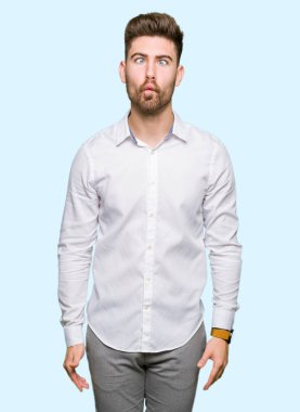 Dudakları, çılgın ve komik bir jest ile genç yakışıklı iş adam yapma balık yüz. Komik ifade.