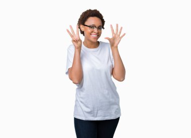 Güzel genç Afro-Amerikan kadın gözlük gösterilen ve parmakları ile işaret izole arka plan üzerinde kendinden emin ve mutlu gülümseyerek süre sekiz numara.