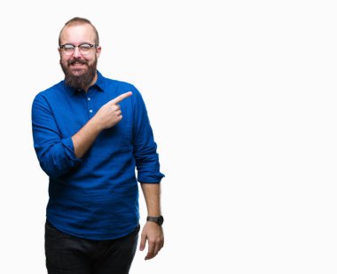 İzole arka neşeli bir gülümseme ile el ve parmak kadar kameraya bakarak yüzündeki mutlu ve doğal ifade ile yan ile işaret yüz üzerinden gözlüklü Genç beyaz hipster adam.