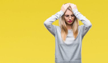 Çünkü çaresiz ve stresli baş ağrısı acı izole arka plan üzerinde gözlük güzel sarışın genç kadın acı ve migren. Ellerini kafasına.