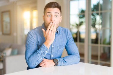 Hata, korku, ifade için utanç ile kapak ağız el ile şok yakışıklı delikanlı evde sessizlik içinde gizli kavramı korkuttu