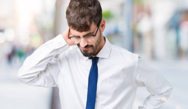 Genç yakışıklı iş adam gözlük izole üzerinde elle, kas ağrısı boyun dokunmadan acı boyun ağrısı yaralanma, arka plan