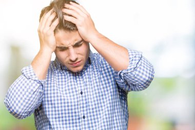 Genç yakışıklı iş adamı çünkü umutsuz ve stresli baş ağrısı acı izole arka plan üzerinde ağrı ve migren. Ellerini kafasına.