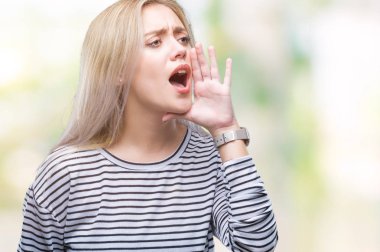 Genç Sarışın kadın bağırarak ve ağzı üzerinde el ile yan için çığlık izole arka plan yüzünden. İletişim kavramı.