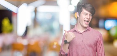 Genç yakışıklı iş adamı arıyor ve başparmak yanında yukarıyı mutlu yüz ile gülümseyen izole arka plan üzerinde.