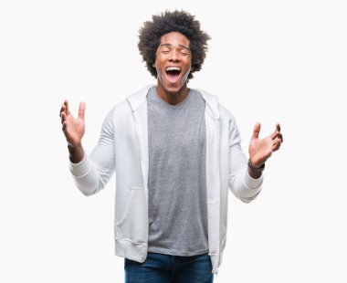 Afro Amerikalı adam kızgın ve silah ile başarı için deli kutluyor izole arka plan üzerinde sweatshirt giyen kaldırdı ve heyecanlı çığlık gözler kapalı. Kazanan kavramı