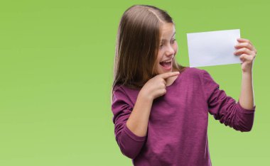 Boş kağıt kartı izole arka plan üzerinde çok mutlu el ve parmak ile işaret tutan genç güzel kız