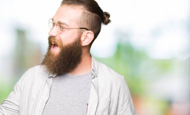 Rahat ve kendinden emin müzik hareket gülümseyerek dans mutlu ve neşeli, gözlüklü genç sarışın adam