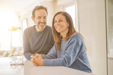 Birlikte evde oturan romantik orta yaş kaç