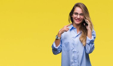 Genç güzel sarışın iş kadını kullanan Smartphone üzerinden arama arka plan el ve parmak ile işaret çok mutlu izole