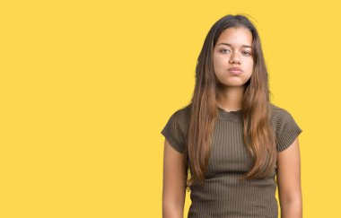 Komik surat ile yanakları şişirme izole arka plan üzerinde genç güzel esmer kadın. Ağız ile hava, deli ifade şişirilmiş.