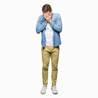 Sakal yüz eller ile ağlayarak süre kapsayan üzgün ifade ile kot ceket giyiyor ve mavi gözlü yakışıklı adam. Depresyon kavramı.