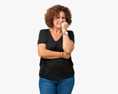 Güzel orta ager üst düzey kadın yüzünden stresli ve gergin elle çivi ısırma ağzına bakarak izole arka plan. Anksiyete sorunu.