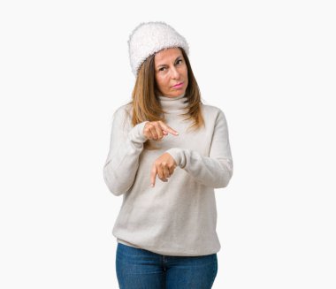 İşaret seyretmek zaman, sabırsızlık, üzgün ve kızgın için son tarih gecikme için acele arka plan üzerinde kış kazak ve şapka giyen güzel orta yaş kadın izole