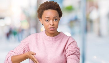 Acele işaretleme izlemek için zaman, sabırsızlık, üzgün ve kızgın son tarih gecikme için izole arka plan güzel genç Afro-Amerikan kadın