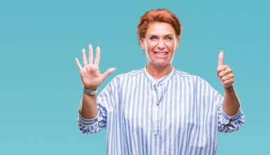 Atrractive üst düzey beyaz Kızıl saçlı kadın gösterilen ve parmakları ile işaret izole arka plan yüzünden kendinden emin ve mutlu gülümseyerek süre 6 numara.