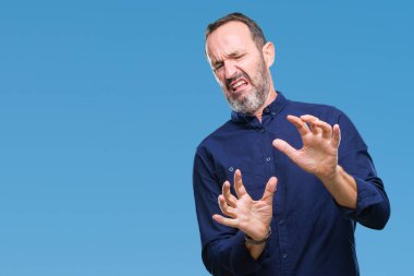 Orta yaş ağarmış komuta sizde izole arka plan üzerinde tiksinti ifadesi, memnun ve korkulu tiksinti yüz yapıyorsun çünkü nefret tepki. Elleriyle kaldırdı. Sinir bozucu kavramı.