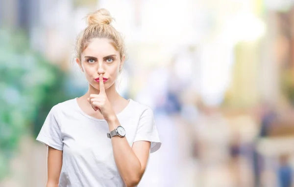 Jonge Mooie Blonde Vrouw Met Witte Shirt Geïsoleerde Achtergrond Vragen — Stockfoto