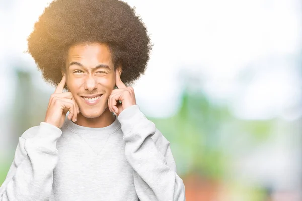 Unga Afroamerikanska Man Med Afro Hår Bär Sportig Tröja Som — Stockfoto