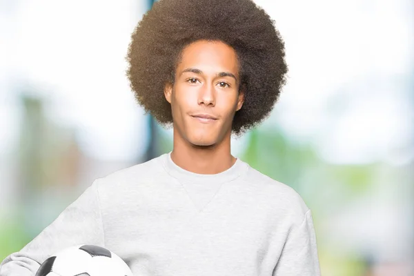 Joven Afroamericano Con Cabello Afro Sosteniendo Pelota Fútbol Con Una — Foto de Stock