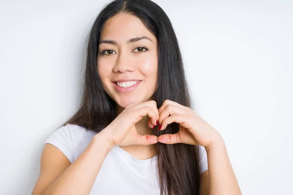 Mooie Brunette Vrouw Geïsoleerde Achtergrond Glimlachend Liefde Met Hartsymbool Vorm — Stockfoto