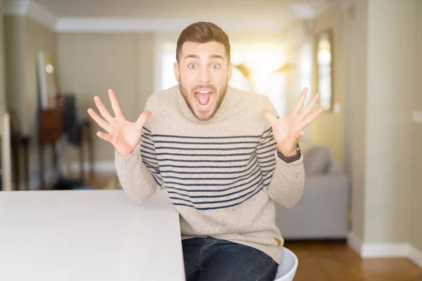 Ung Flot Mand Iført Sweater Derhjemme Fejrer Skør Forbløffet Succes - Stock-foto