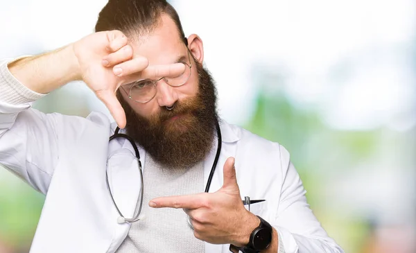 Joven Médico Rubio Con Barba Vistiendo Abrigo Médico Sonriente Haciendo — Foto de Stock