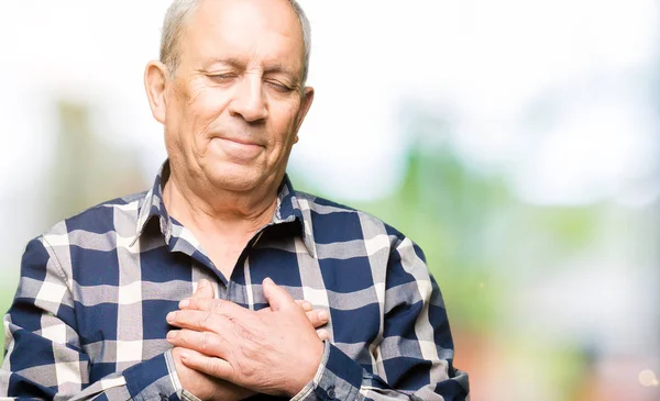 Beau Senior Portant Une Chemise Décontractée Souriant Avec Les Mains — Photo