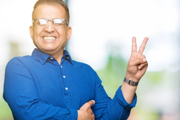 Medelåldern Arabiska Mannen Bär Glasögon Över Isolerade Bakgrund Leende Med — Stockfoto