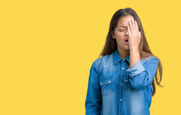 Joven Mujer Morena Hermosa Con Camisa Mezclilla Azul Sobre Fondo —  Fotos de Stock