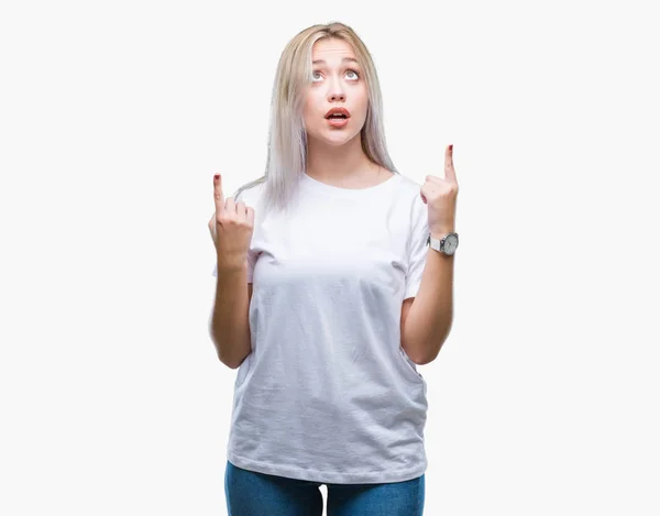 Young Blonde Woman Isolated Background Amazed Surprised Looking Pointing Fingers — Stock Photo, Image