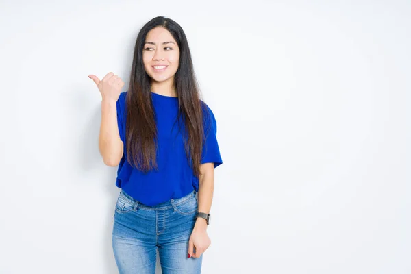 Mooie Brunette Vrouw Geïsoleerde Achtergrond Glimlachend Met Blij Gezicht Kijken — Stockfoto