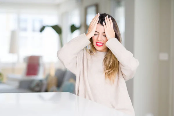 Junge Schöne Frau Winterpullover Hause Leiden Unter Kopfschmerzen Verzweifelt Und — Stockfoto