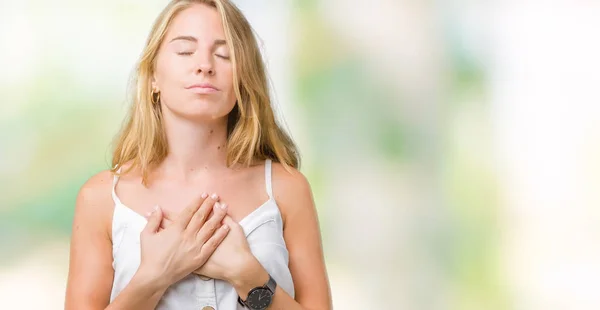 Vacker Ung Kvinna Över Isolerade Bakgrund Leende Med Händerna Bröstet — Stockfoto