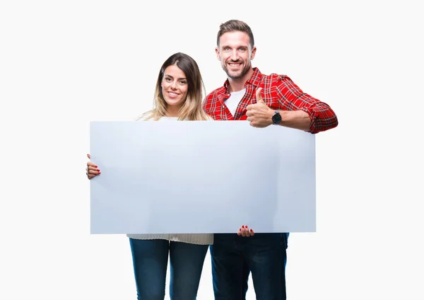 Casal Jovem Juntos Segurando Banner Branco Sobre Fundo Isolado Feliz — Fotografia de Stock