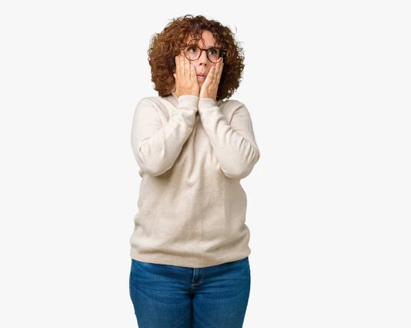 うつ病や悲しみ カバー分離背景疲れて手でタートルネックのセーターとメガネを着て美しい中間エイガー年配の女性は動揺し 問題に対するイライラ — ストック写真