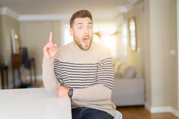 Homem Bonito Jovem Vestindo Uma Camisola Casa Apontando Dedo Para — Fotografia de Stock