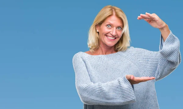 Blonde Frau Mittleren Alters Trägt Winterpullover Über Isoliertem Hintergrund Und — Stockfoto
