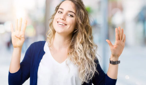 Hermosa Joven Rubia Sobre Fondo Aislado Mostrando Apuntando Hacia Arriba —  Fotos de Stock