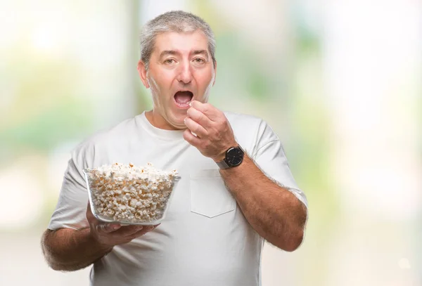Bello Uomo Anziano Mangiare Popcorn Sfondo Isolato Con Espressione Fiduciosa — Foto Stock
