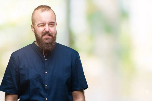 Jonge Kaukasische Hipster Man Geïsoleerde Achtergrond Winking Kijken Naar Camera — Stockfoto