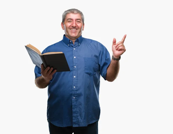 Bonito Professor Sênior Homem Lendo Livro Sobre Fundo Isolado Muito — Fotografia de Stock