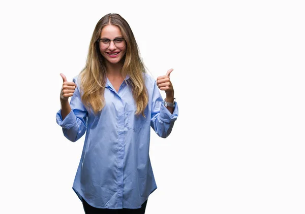 Junge Schöne Blonde Geschäftsfrau Trägt Brille Über Isoliertem Hintergrund Erfolgszeichen — Stockfoto