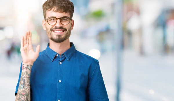Ung Vacker Man Bär Glasögon Över Isolerade Bakgrund Åsidosättande Säga — Stockfoto